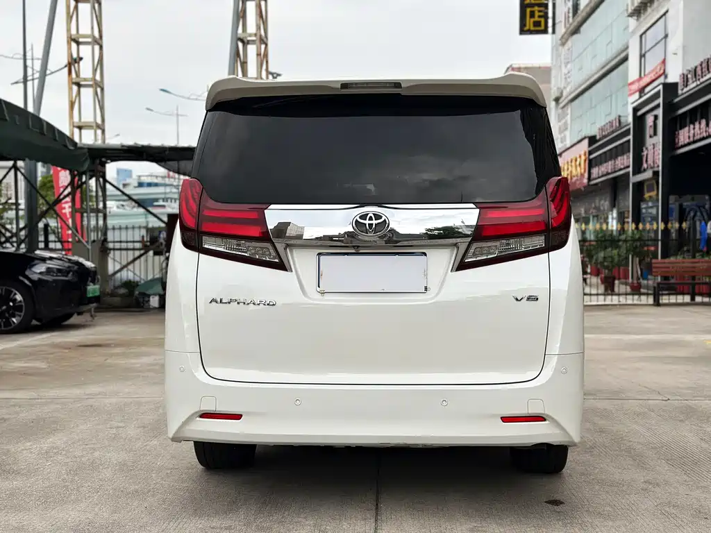 Toyota Alphard — миниатюра 5