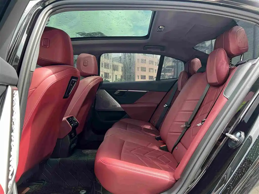 BMW 5 Series — миниатюра 11