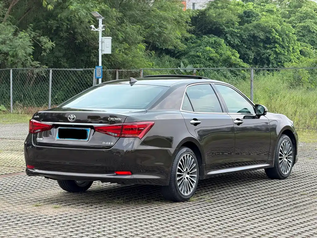 Toyota Crown — миниатюра 6