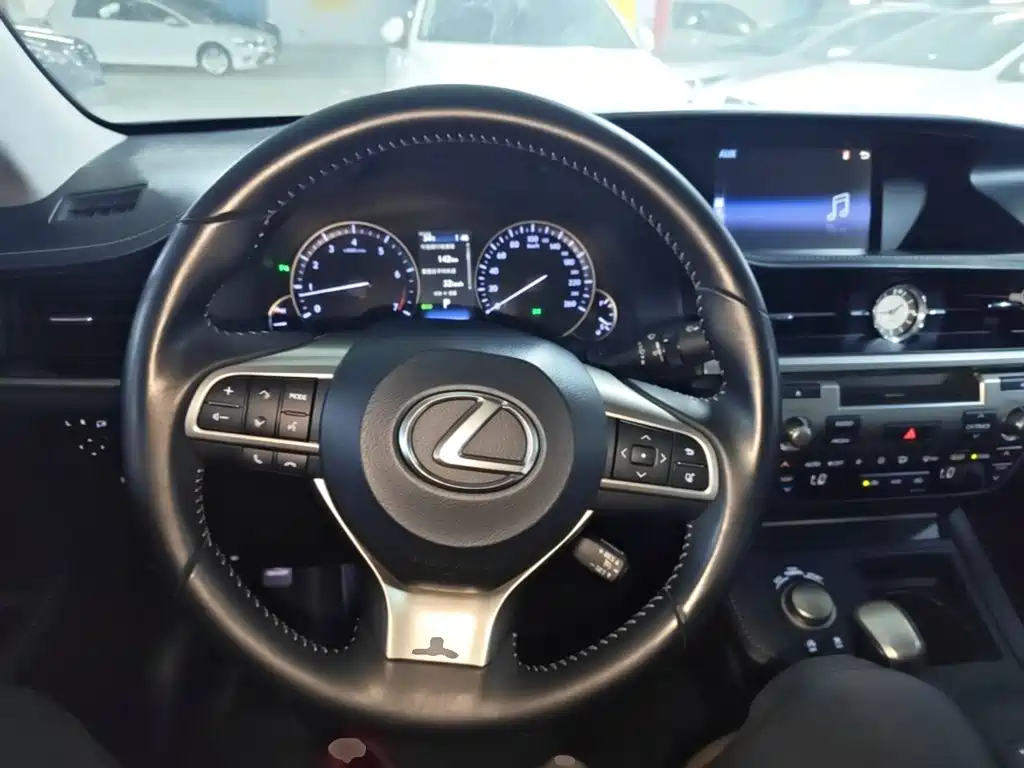 Lexus ES — миниатюра 11