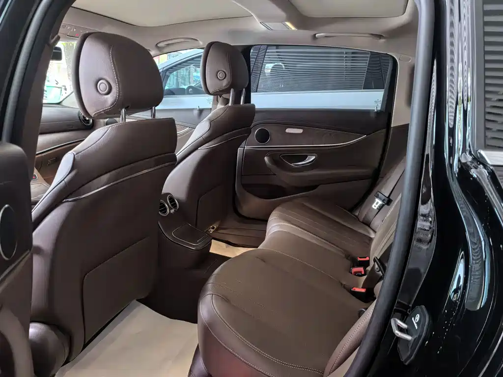 Mercedes-Benz E-Class — миниатюра 8