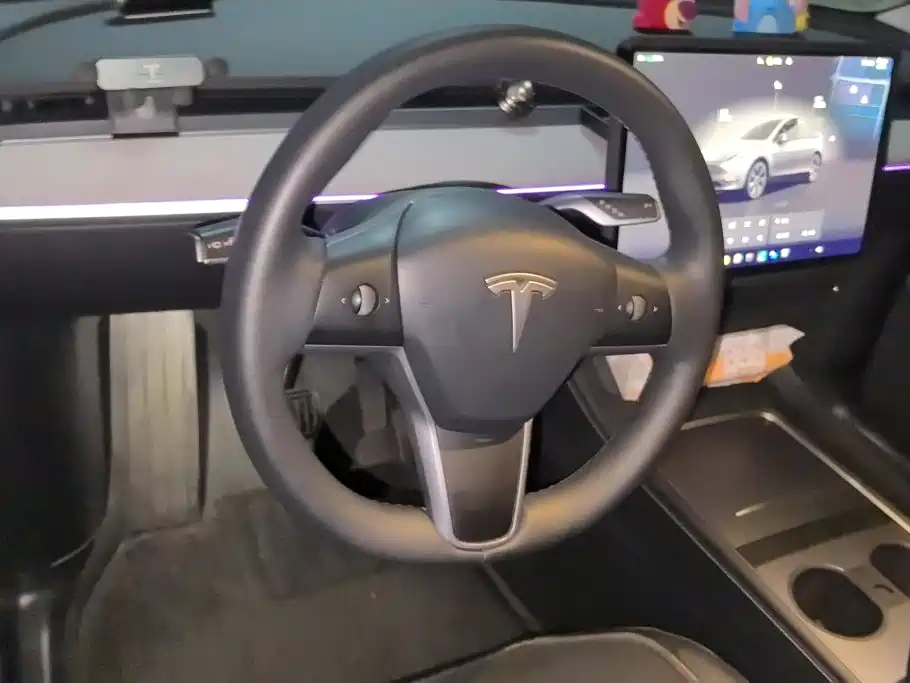 Tesla Model Y — миниатюра 15