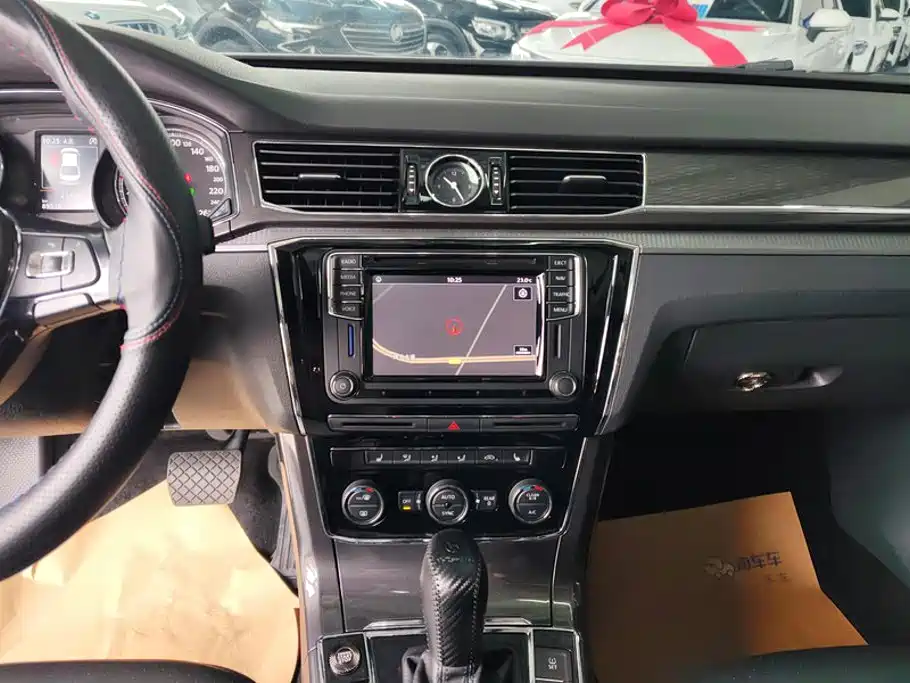 Volkswagen Passat 330TSI DSG Royal Premium Edition, фото 13