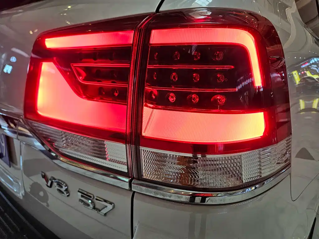 Toyota Land Cruiser 2018 5.7L AT