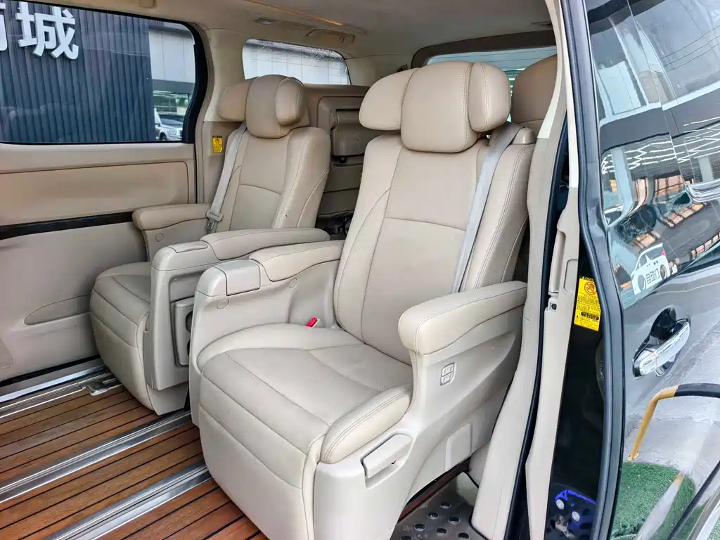 Toyota Alphard — миниатюра 7