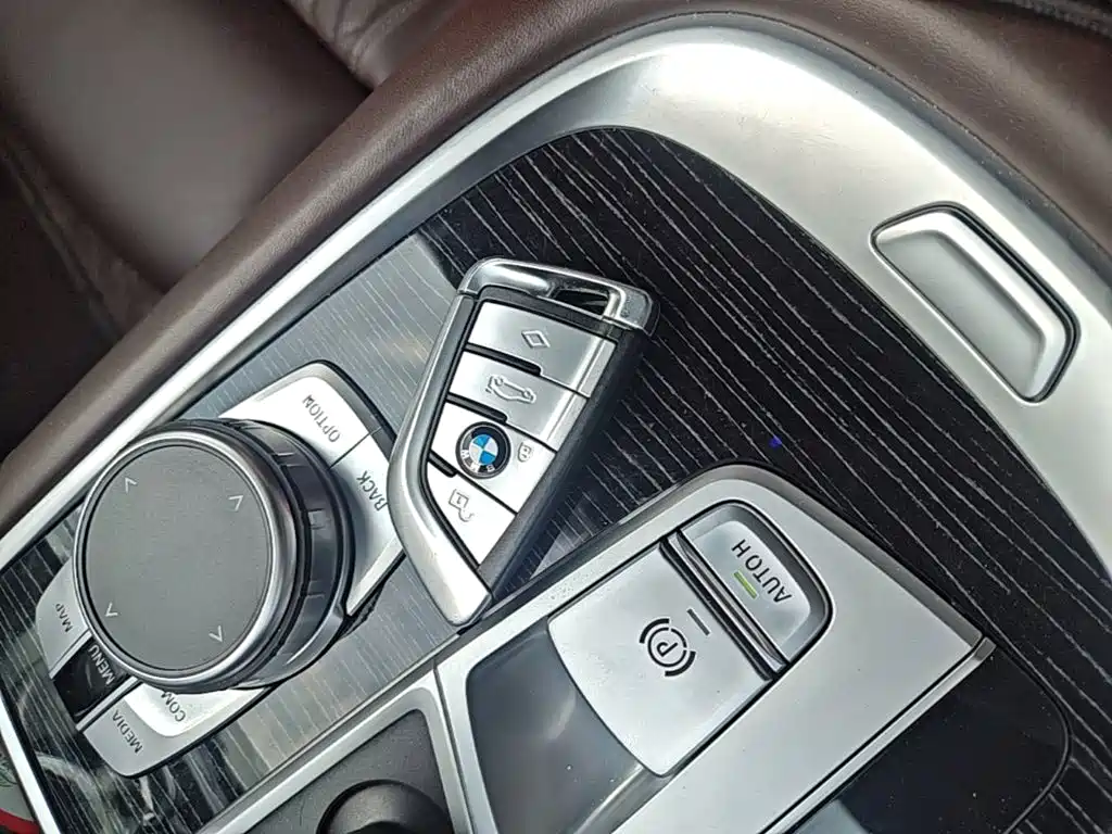 BMW 7 Series — миниатюра 13