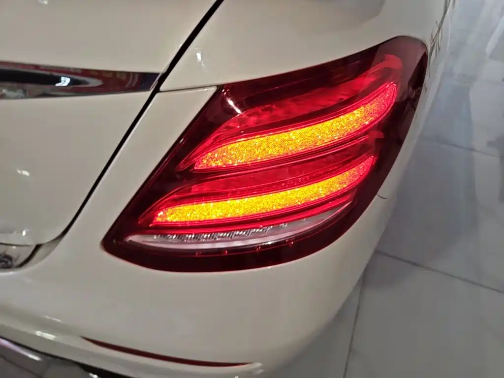 Mercedes-Benz E-Class — миниатюра 8
