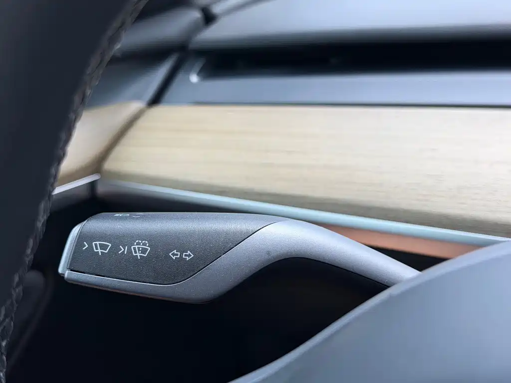 Tesla Model Y — миниатюра 15