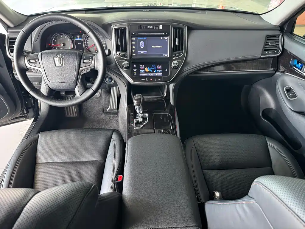 Toyota Crown — миниатюра 9