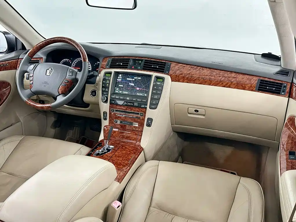 Toyota Crown — миниатюра 13
