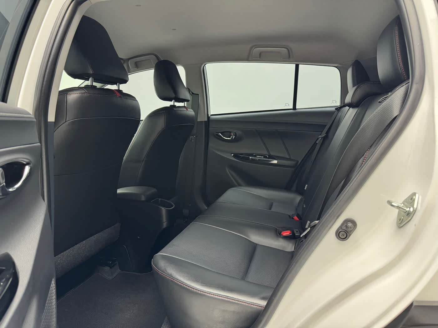 Toyota YARiS L Zhi Xuan 1.5 л 2023 г. Белый, пробег 14900 км