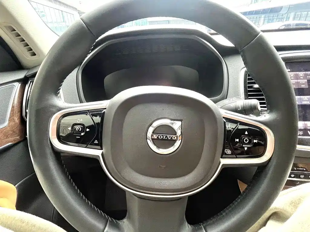 Volvo XC90 — миниатюра 9