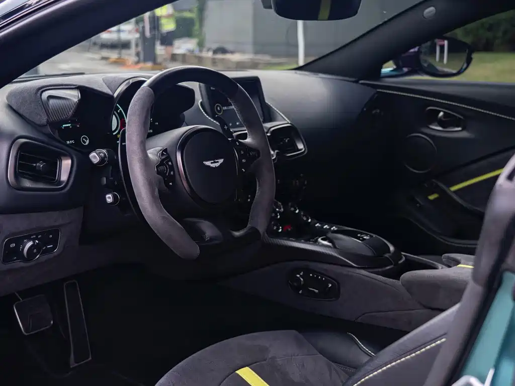 Aston Martin V8 Vantage — миниатюра 9