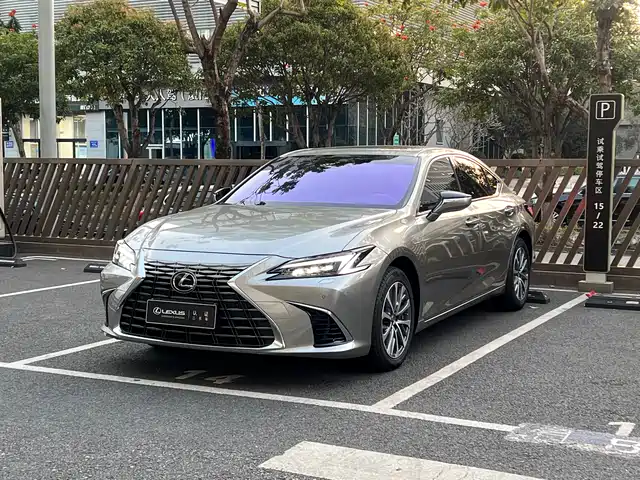 LEXUS ES 2025