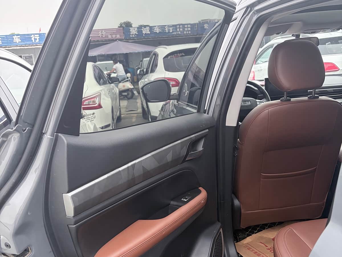 Geely Emgrand X6 1.4 л 2022 г. Серебристо-серый, пробег 32000 км