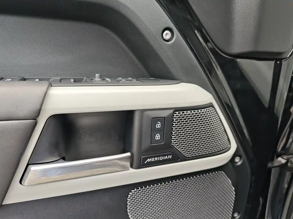 Land Rover Defender — миниатюра 17
