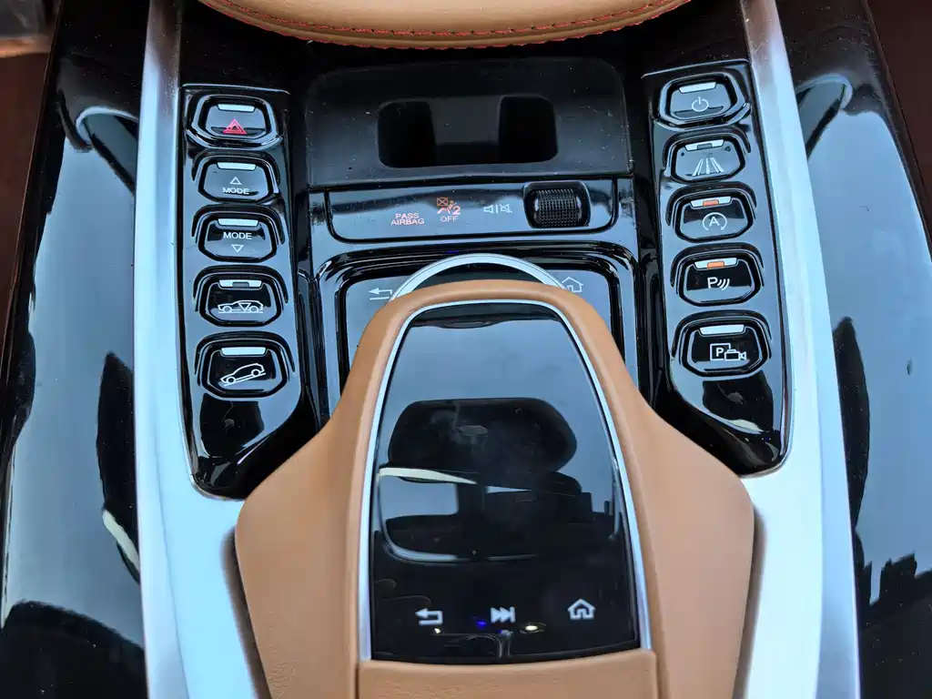 Aston Martin DBX 4.0T V8, фото 11