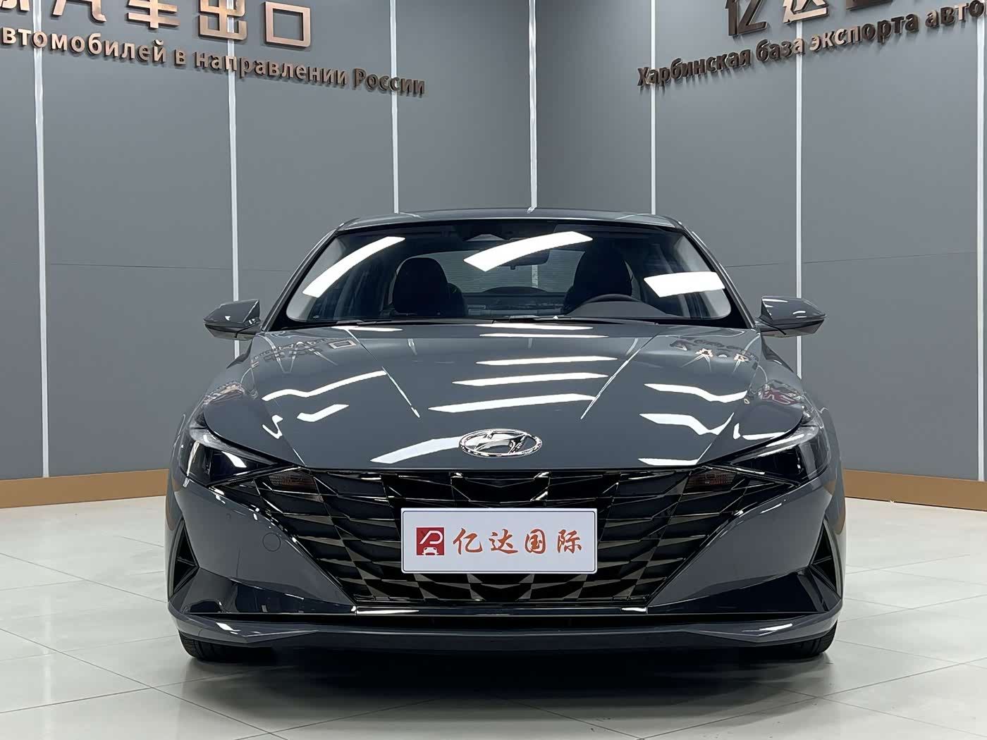 Hyundai Elantra 1.5 л 2022 г. Серебристо-серый, пробег 20000 км