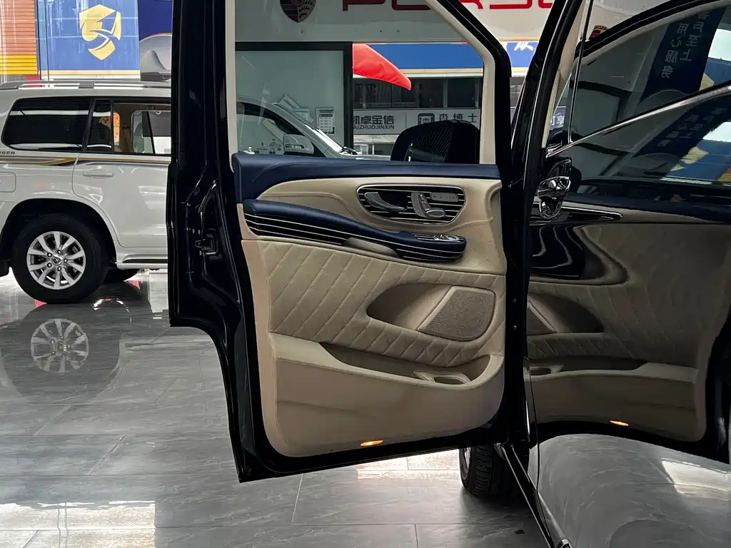 Mercedes-Benz V-Class — миниатюра 11