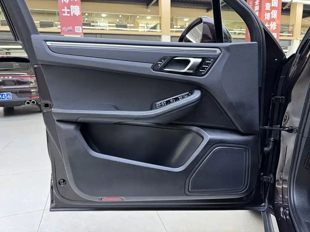 Porsche Macan — миниатюра 6