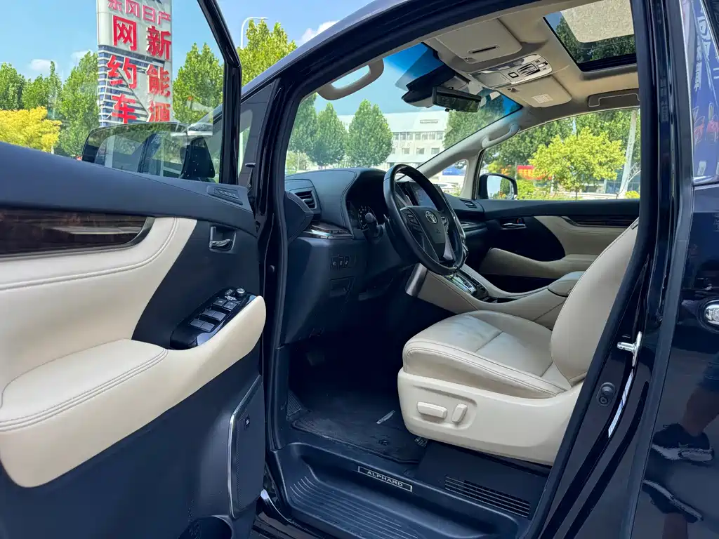Toyota Alphard — миниатюра 8