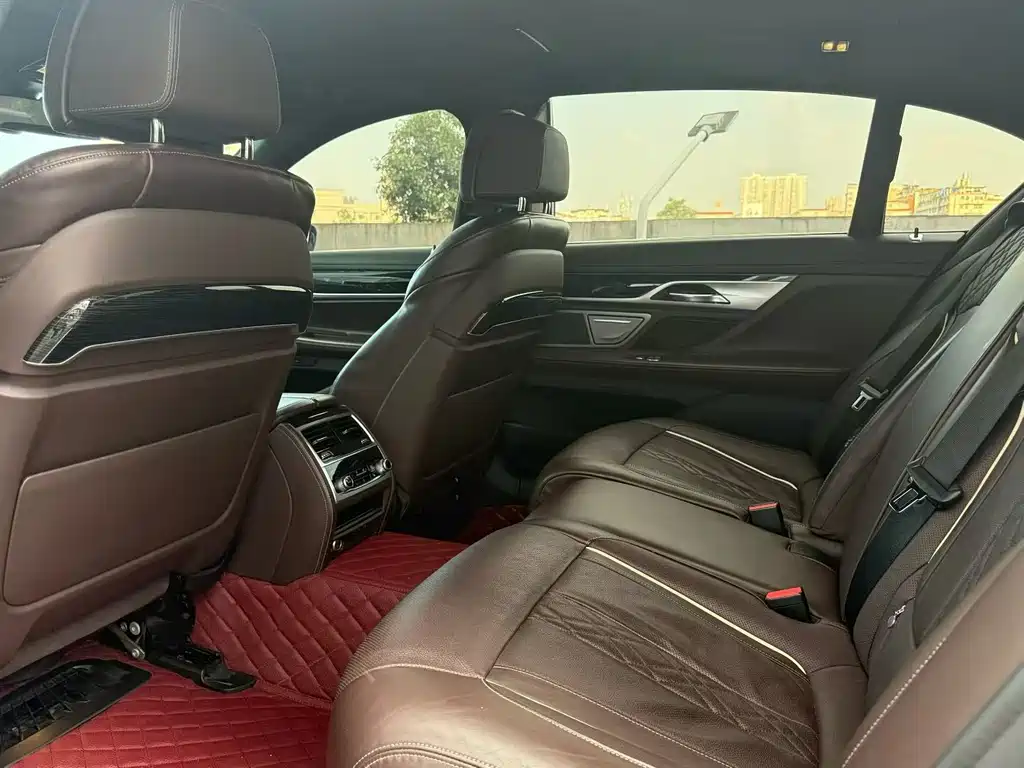 BMW 7 Series — миниатюра 5