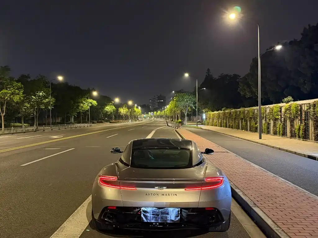 Aston Martin DB12 — миниатюра 5