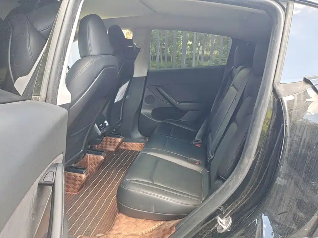 Tesla Model Y — миниатюра 17