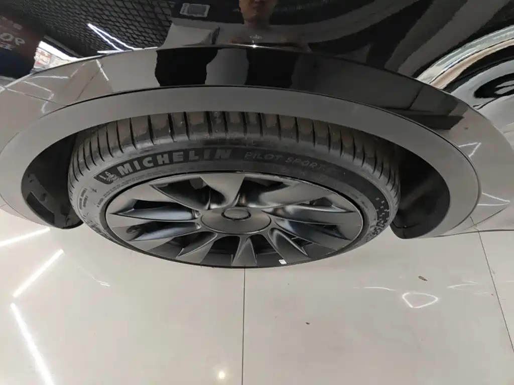 Tesla Model Y — миниатюра 19