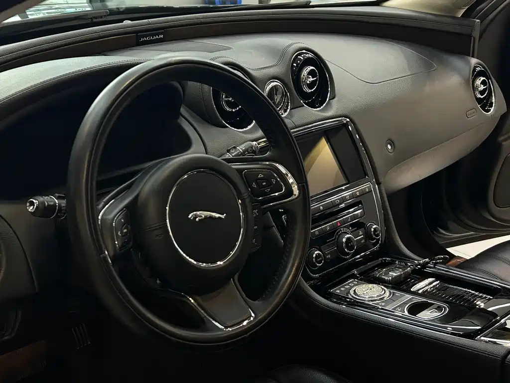 Jaguar XJ — миниатюра 10