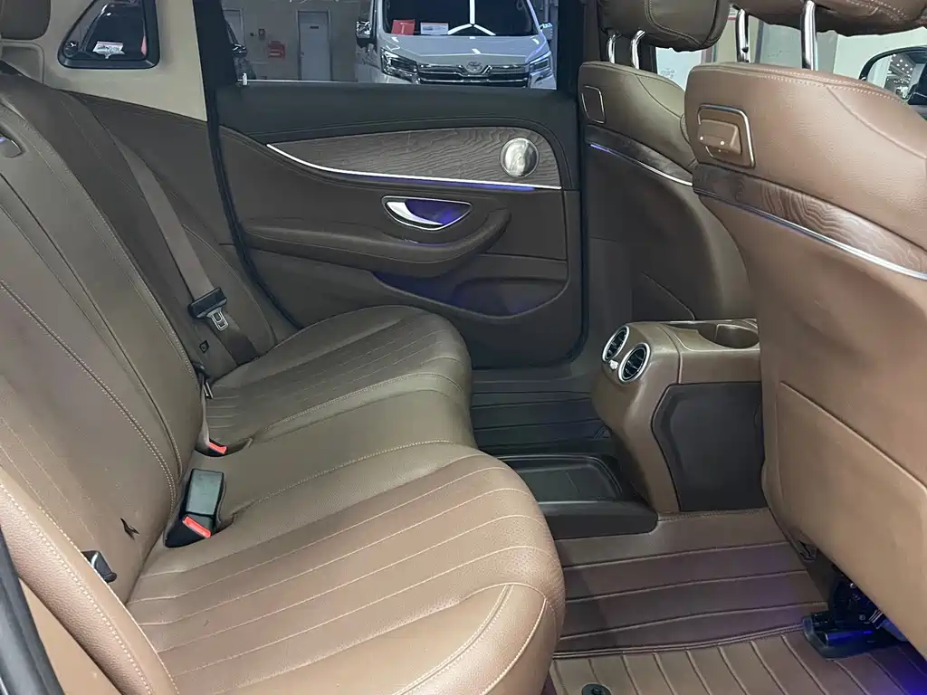 Mercedes-Benz E-Class — миниатюра 11