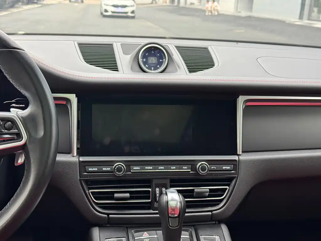 Porsche Macan — миниатюра 13