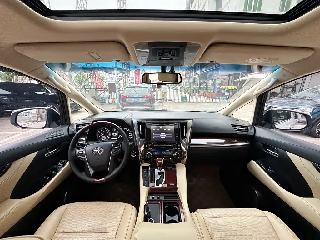 Toyota Alphard — миниатюра 10