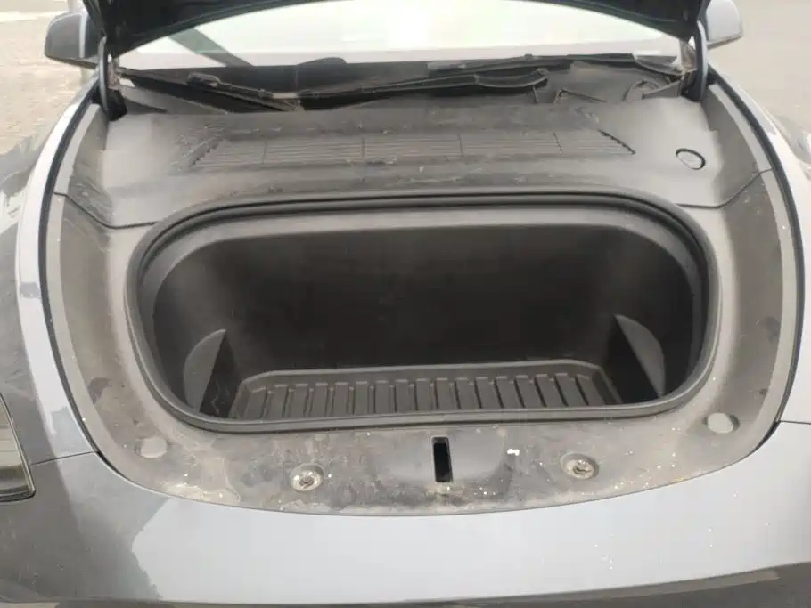 Tesla Model Y — миниатюра 9