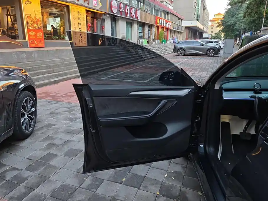 Tesla Model Y — миниатюра 7