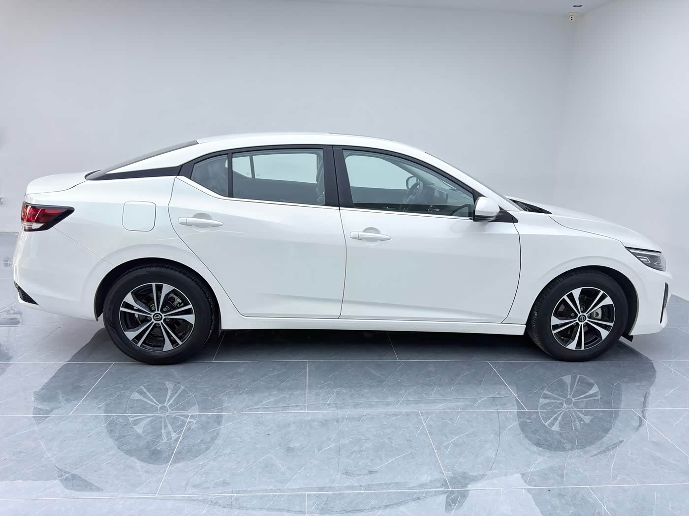 Nissan Sylphy 1.6 л 2024 г. Белый, пробег 41000 км