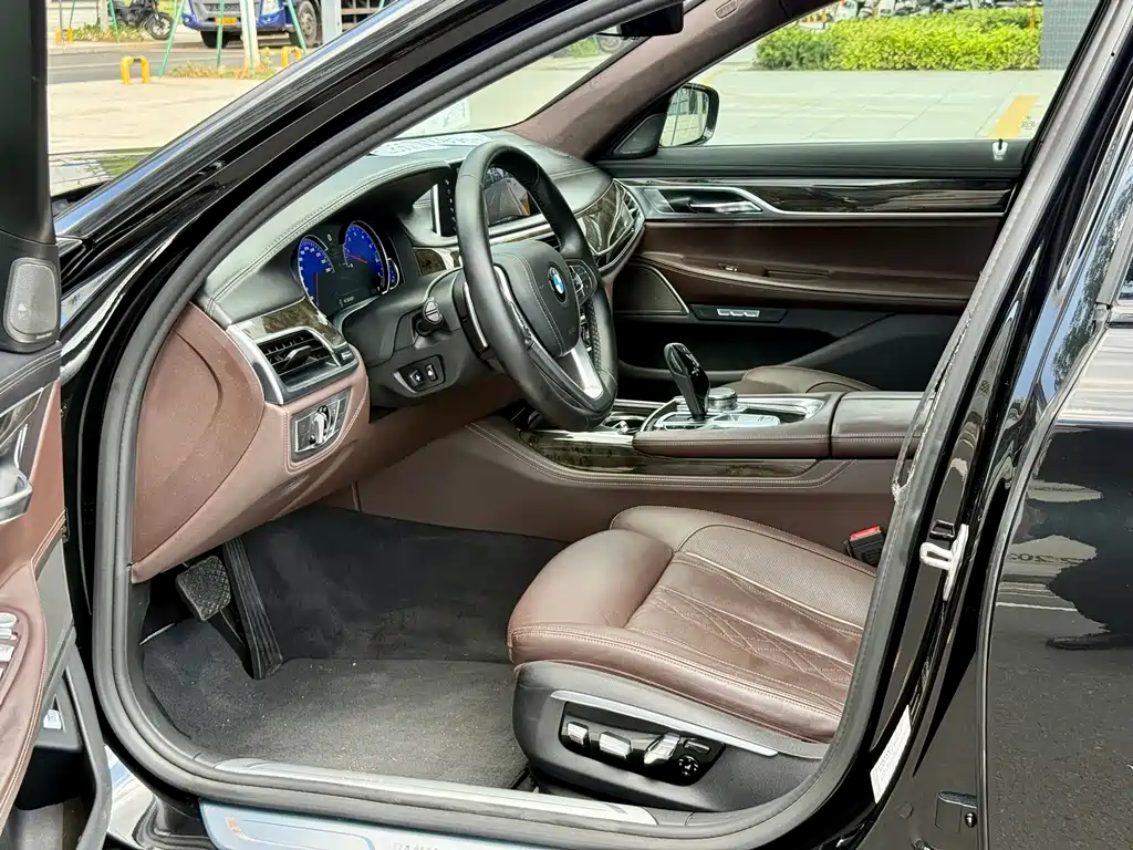 BMW 7 Series — миниатюра 4