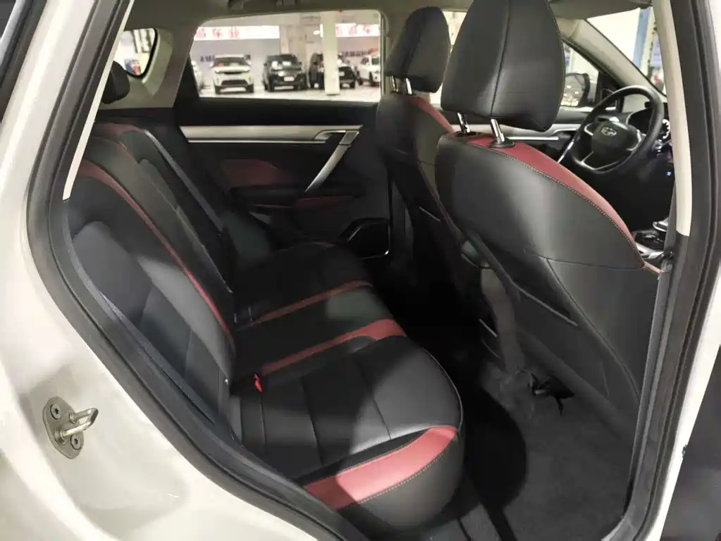 Geely Binyue — миниатюра 13
