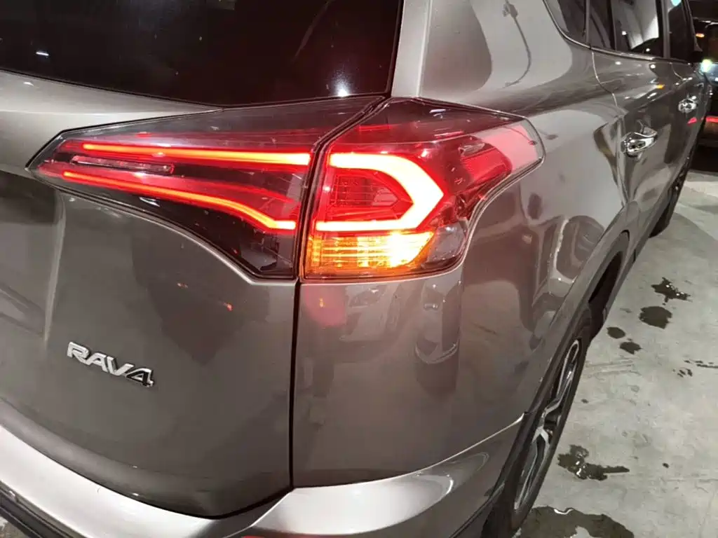Toyota RAV4 — миниатюра 8