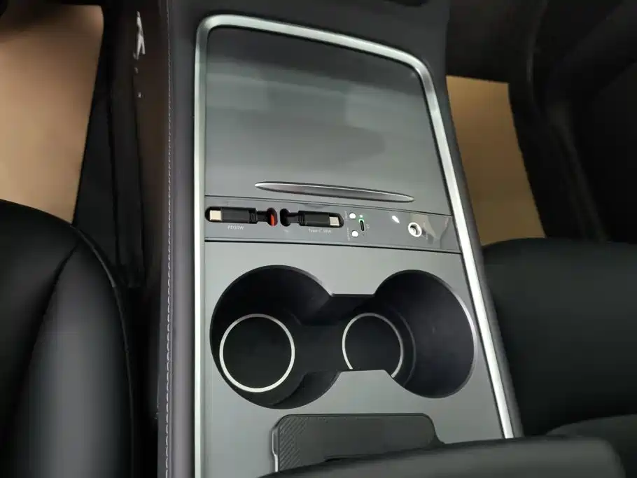 Tesla Model Y — миниатюра 16