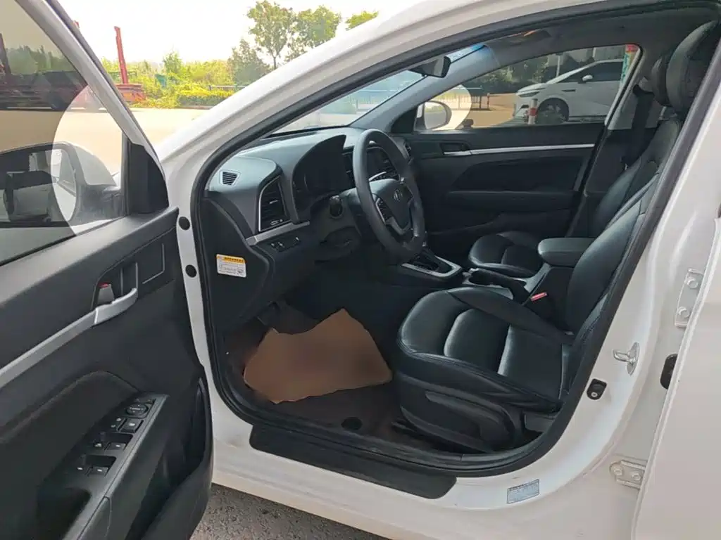 Hyundai Elantra — миниатюра 16