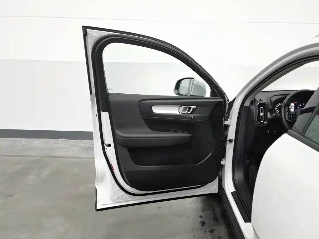 Volvo XC40 — миниатюра 8