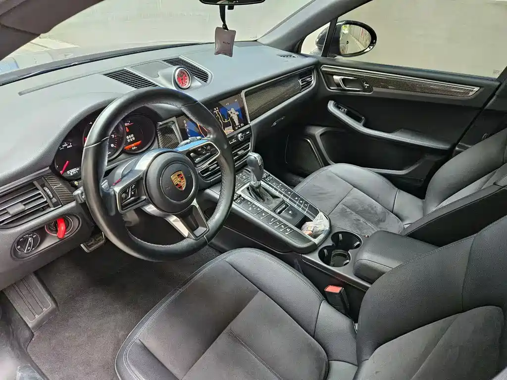 PORSCHE MACAN
