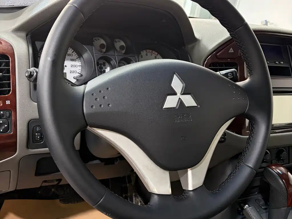 Mitsubishi Pajero — миниатюра 9