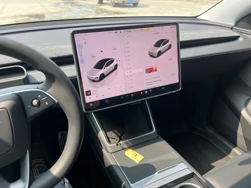 Tesla Model Y — миниатюра 8