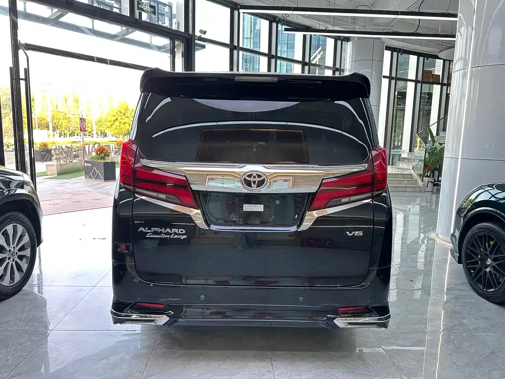 Toyota Alphard — миниатюра 15