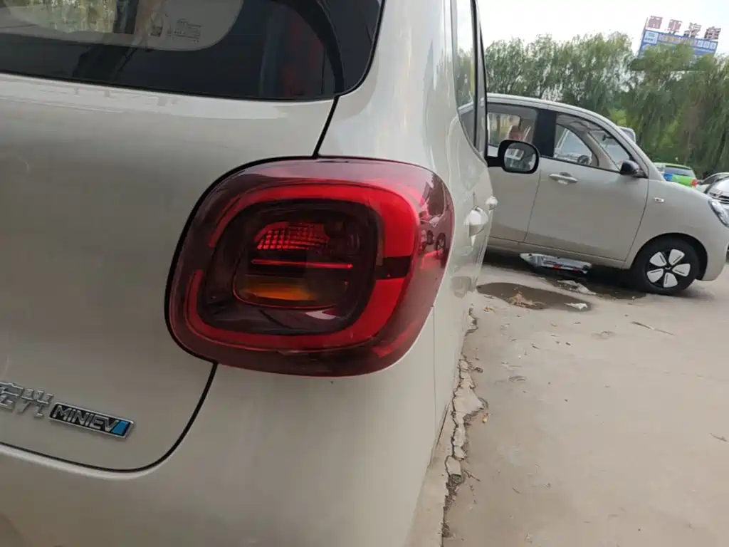 Wuling MINIEV — миниатюра 8