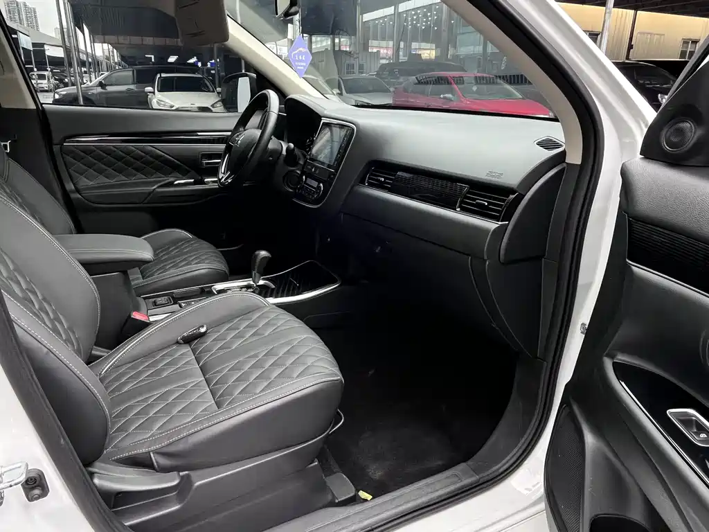 Mitsubishi Outlander — миниатюра 9