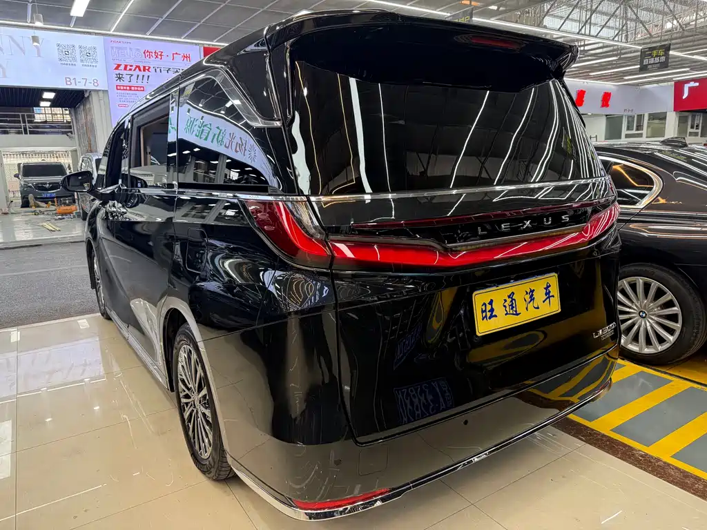 LEXUS LM