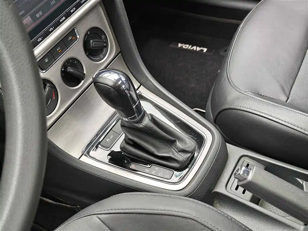 Volkswagen Lavida 2015 1.6L AT Comfort